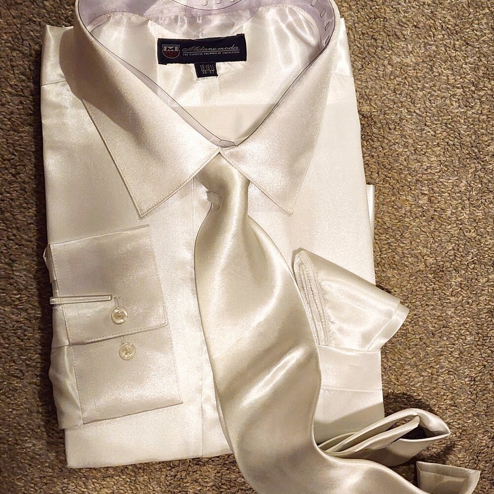 Men's Long Sleeve White Dress Shirt with pocket square.  ITEM 1109241MS